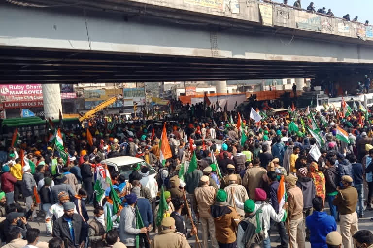 farmers tractor parade reach nangloi chowk in delhi