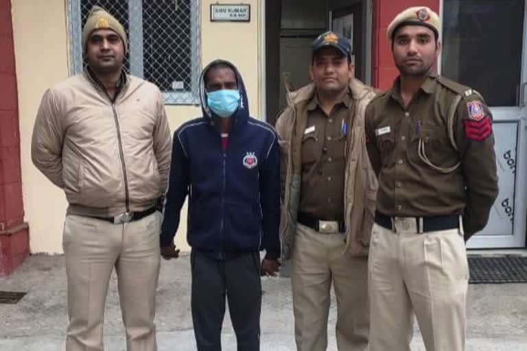 vasantkunj south police team arrested hemp smuggler