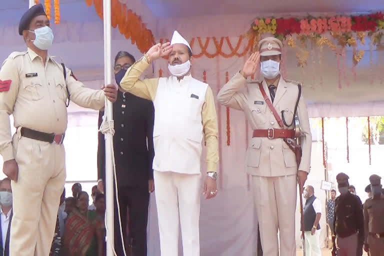 Parliamentary Secretary Vinod Sevanlal Chandrakar hoisted the flag in Gariyaband