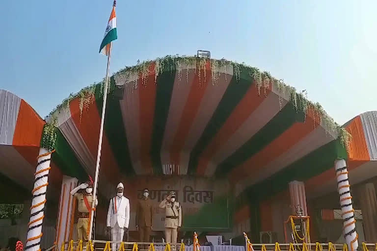 parliamentary-secretary-chandradev-prasad-rai-hoisted-the-flag-in-dhamtari