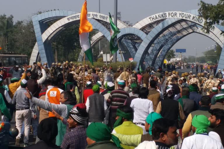 farmers broke barricading and marched 4 km at akshardham