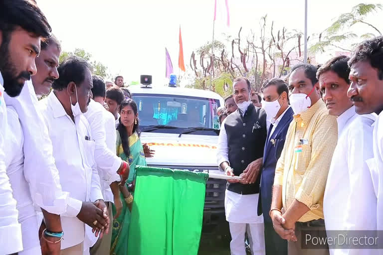 bhuvanagiri-mp-komatireddy-venkat-reddy-inaugurated-3-ambulances-in-yadadri-bhuvanagiri-collectorate