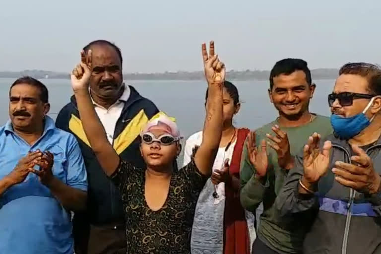 ishwari swam a distance of two kilometers in ambazari lake and hoisted flag in nagpur