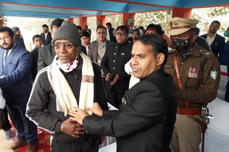 Martyr Kuldeep Oraon's father honored on Republic Day