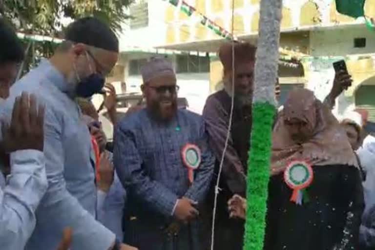 asaduddin-owaisi-waved-the-national-flag-at-the-madrassa-on-republic-day