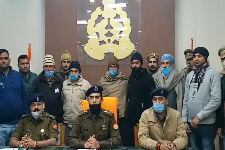 पुलिस की गिरफ्त में हत्यारोपी.