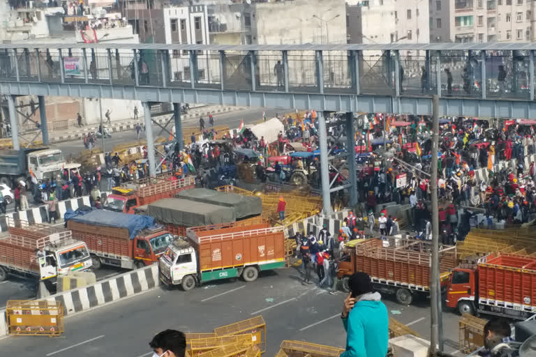 farmers broke trucks and broke glass with sticks at akshardham mandir