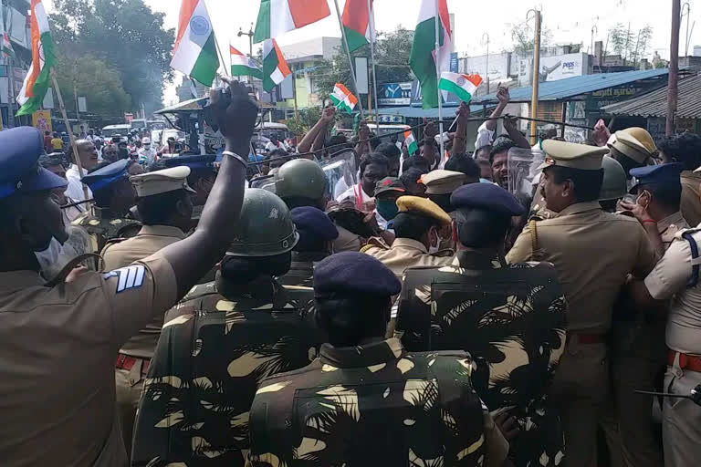 தடையை மீறி டிராக்டர் மற்றும் இருசக்கர வாகனப் பேரணி நடத்த முயன்ற விவசாயிகள் மற்றும் காவல்துறையினருக்கும் இடையே தள்ளுமுள்ளு