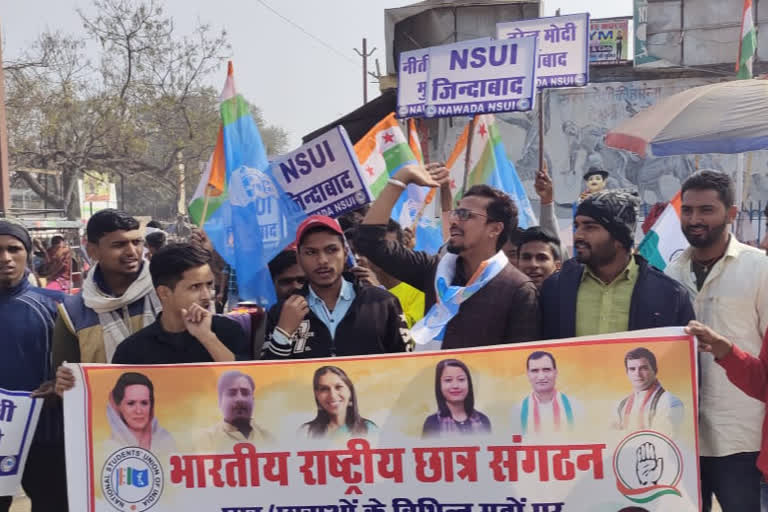 NSUI ने किया किसानों के समर्थन में अनोखा प्रदर्शन