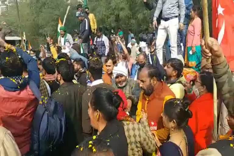 BKU Bhanu supporter farmers back to Chilla border after tractor tractor in Delhi