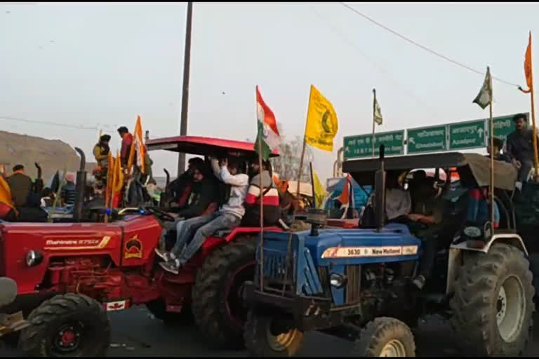 Farmers tractors started coming to Mukarba Chowk from the interiors of Delhi