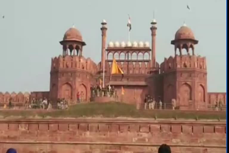 Clash between farmers and police at the ramparts of Red Fort