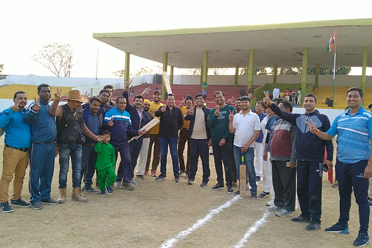 cricket match organized between administration and media in giridih