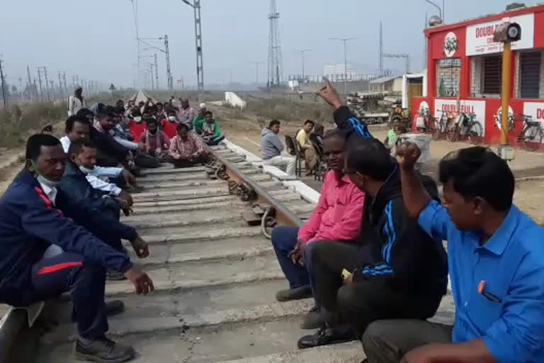Wb_dur_01_ private cement factory rail line workers aggitation in panagarh _7204345