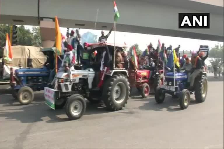 Samyukta Kisan Morcha calls off tractor rally  says peaceful protests will continue  സംയുക്ത കിസാൻ മോർച്ച  ട്രാക്ടർ റാലി നിർത്തിവക്കാനായി ആഹ്വാനം