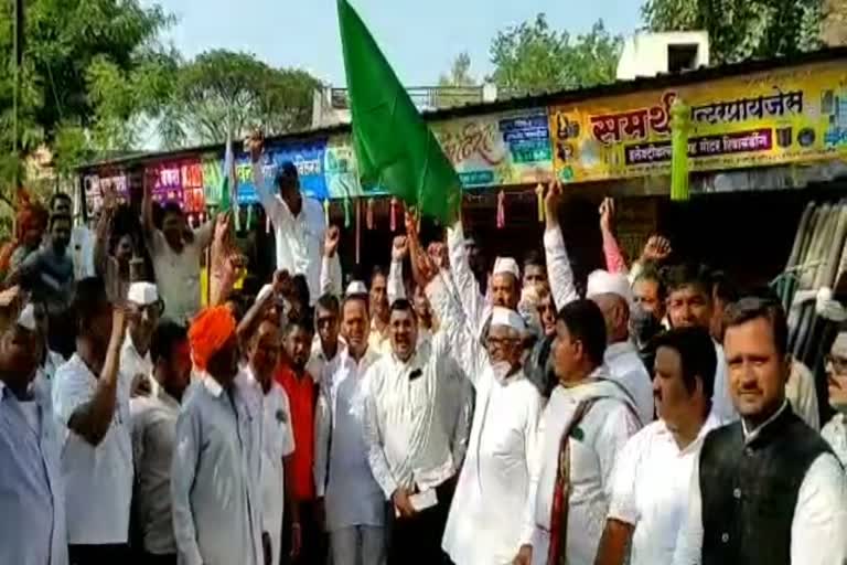 tractor-rally-in-the-presence-of-anna-hajare-in-ralegansiddhi