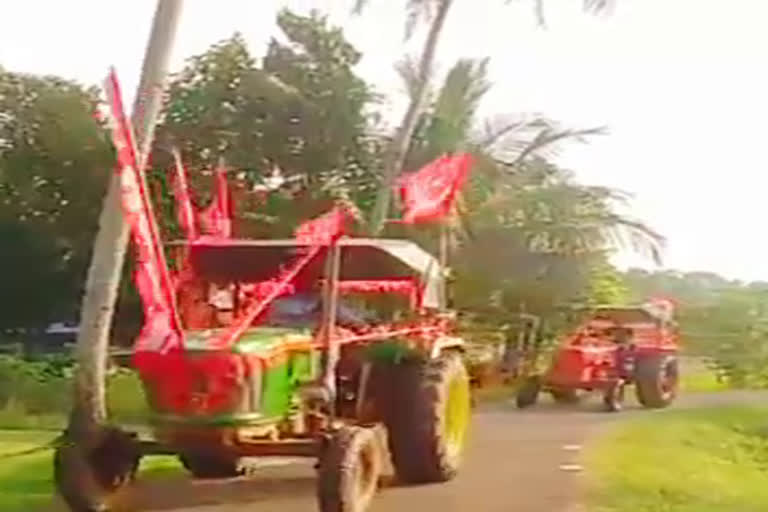 tractor rallies Alappuzha  Solidarity for the farmers' strike  ആലപ്പുഴയിൽ വിവിധയിടങ്ങളിൽ ട്രാക്‌ടർ റാലി  ആലപ്പുഴയിൽ ട്രാക്‌ടർ റാലി  മര വളണ്ടിയർമാർ