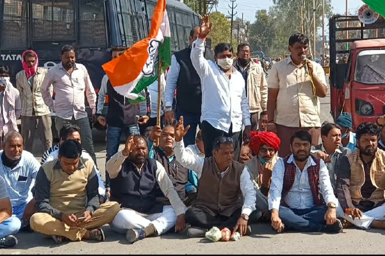 congress block roads in ujjain