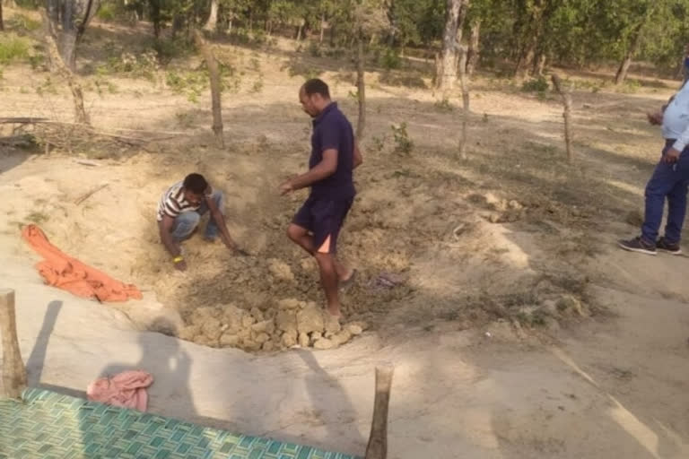 After losing the mobile, the daughter killed the father and buried his body in the courtyard