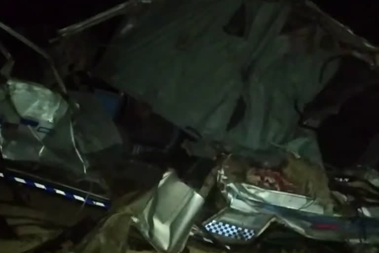 8 killed after trailer truck rams into jeep