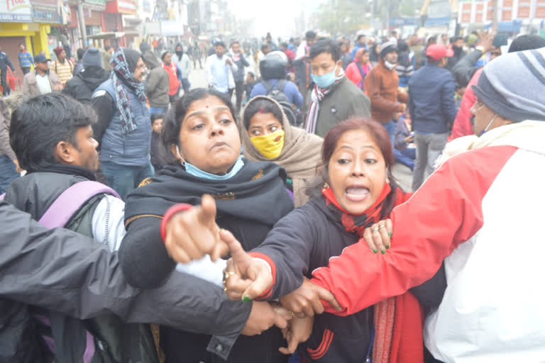 ত্ৰিপুৰাত শিক্ষকৰ প্ৰতিবাদত আৰক্ষীৰ বাধা, ১০০ গৰাকী শিক্ষকক আটক