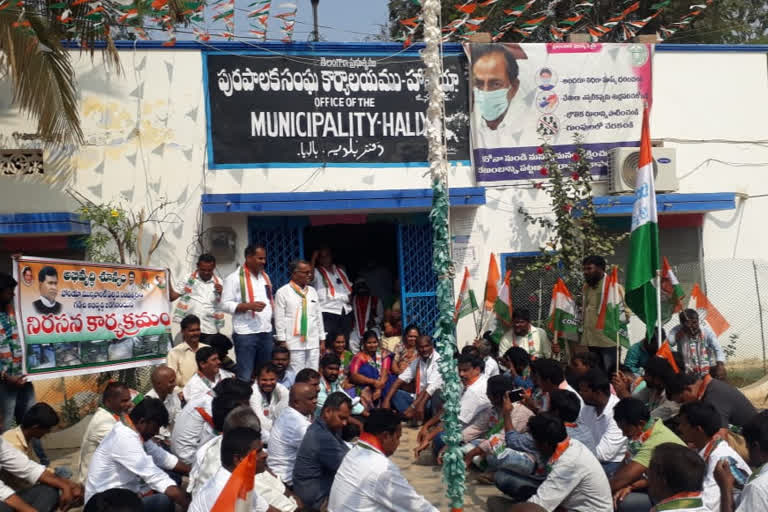 A Congress-led dharna was held in front of the Nalgonda district Haliya municipal office.