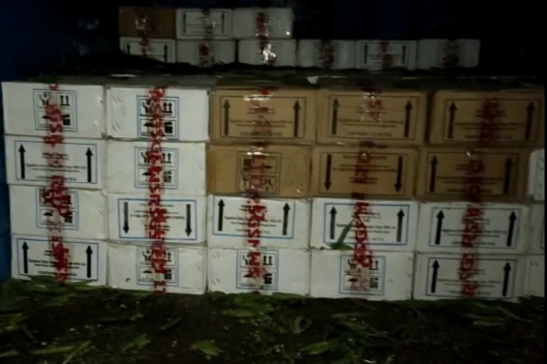 Liquor smuggling under peas Dungarpur, डूंगरपुर में अंग्रेजी शराब से भरी टेंपो जब्त