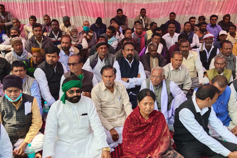 farmers protest in front of dc office in bokaro