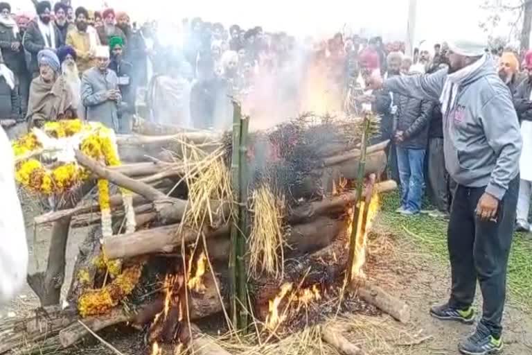 किसान के अंतिम संस्कार में उमड़ा जनसैलाब