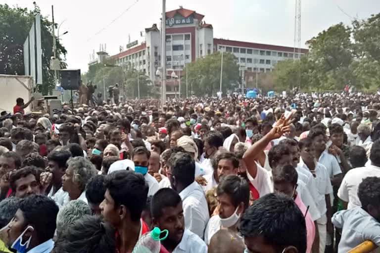 ஜெயலலிதா நினைவிடத்தைக் காண வந்த அதிமுக தொண்டர் உயிரிழப்பு