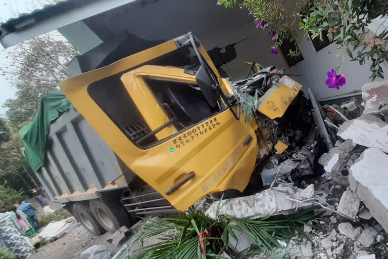 Torres lorry carrying granite crashed house in melukaavu  Torres lorry went out of control and crashed into the house  ടോറസ് ലോറി നിയന്ത്രണം വിട്ട് വീടിനുള്ളിലേക്ക് ഇടിച്ച് കയറി  മേലുകാവ് കാഞ്ഞിരം കവല