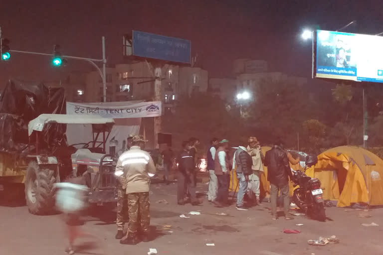 farmers seen taking off their tents at chilla border