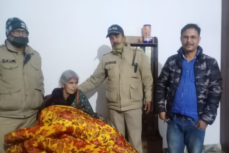 police help old woman in haldwani