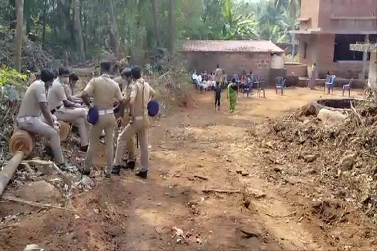 mobile tower installation  protest against mobile tower installation  mobile tower in taliparamba  തളിപ്പറമ്പ് മോറാഴ ഒഴക്രോത്താണ്  മൊബൈൽ ടവർ  ടവർ സ്ഥാപിക്കുന്നതിനെതിരെ സമരം