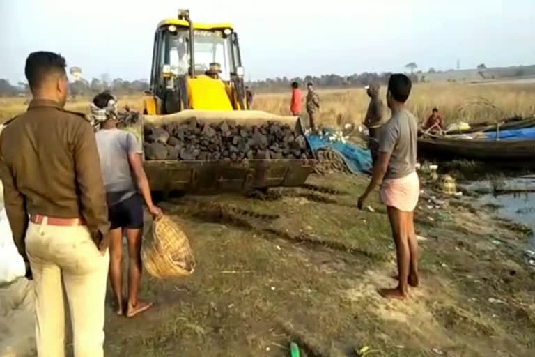 police-seized-a-coal-loaded-boat-in-dhanbad