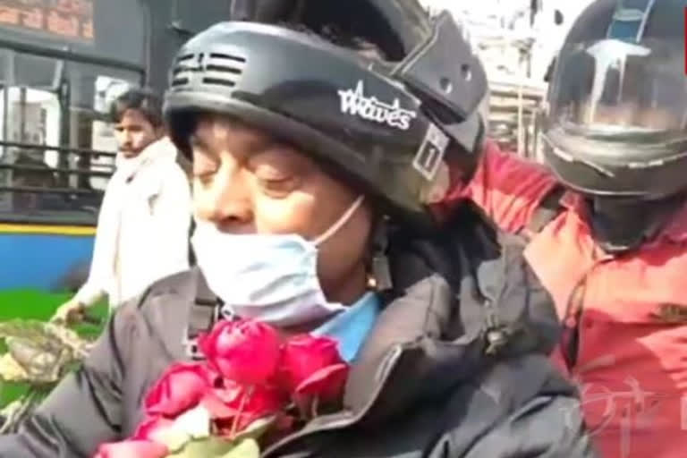 Delhi resident sets out to honour policemen with roses