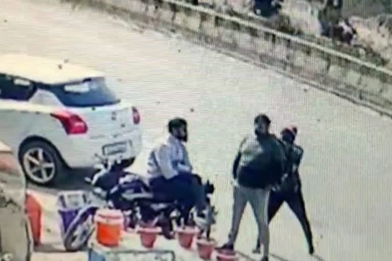 Chain snatching live incident in Ghaziabad caught on CCTV