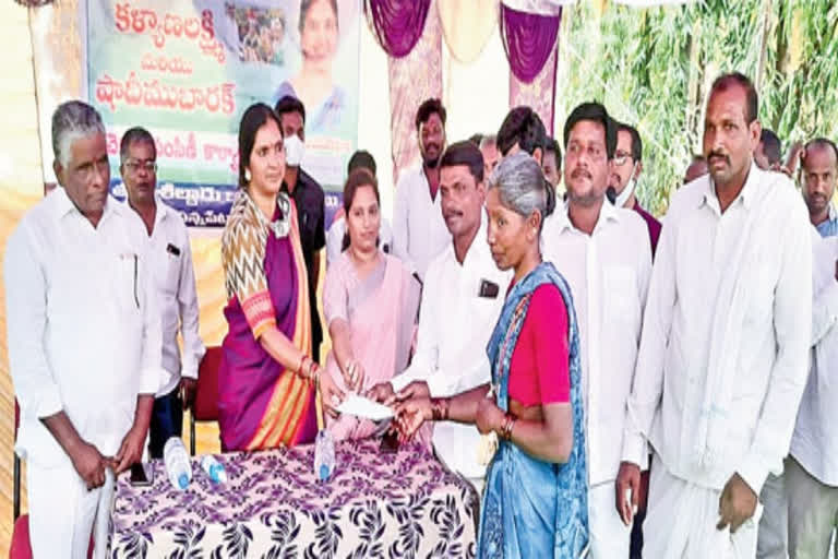 mla padmadevender reddy distributed kalyanalaxmi cheques