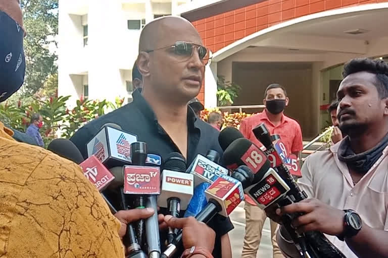 Filmmaker Indrajit Lankesh, Filmmaker Indrajit Lankesh talk about Sandalwood drugs case, Filmmaker Indrajit Lankesh news, Sandalwood drugs case, Sandalwood drugs case news, ನಿರ್ದೇಶಕ ಇಂದ್ರಜಿತ್​ ಲಂಕೇಶ್​, ಸ್ಯಾಂಡಲ್​ವುಡ್​ ಡ್ರಗ್ಸ್​ ಕೇಸ್​ ಬಗ್ಗೆ ಮಾತನಾಡಿದ ನಿರ್ದೇಶಕ ಇಂದ್ರಜಿತ್​ ಲಂಕೇಶ್, ನಿರ್ದೇಶಕ ಇಂದ್ರಜಿತ್​ ಲಂಕೇಶ್ ಸುದ್ದಿ, ಸ್ಯಾಂಡಲ್​ವುಡ್​ ಡ್ರಗ್ಸ್​ ಕೇಸ್ ಸುದ್ದಿ,