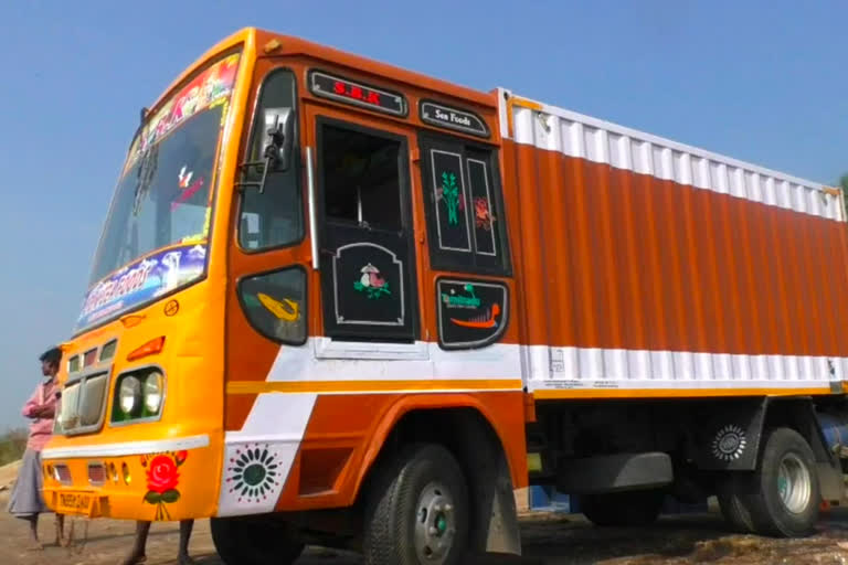 People capture truck carrying meat waste