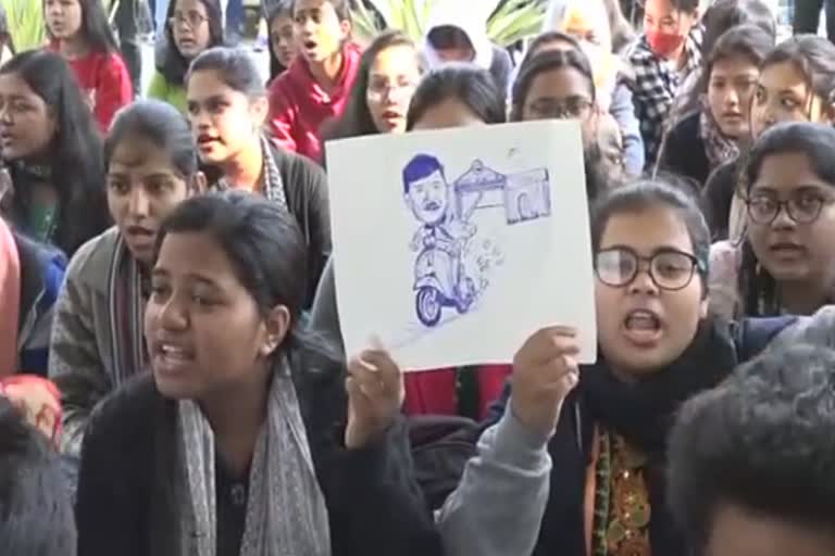 protest-against-vc-of-dibrugarh-university-by-student