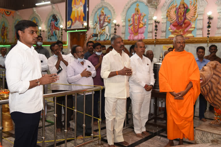 minister peddireddy met swaroopananda at srinivasamangapuram