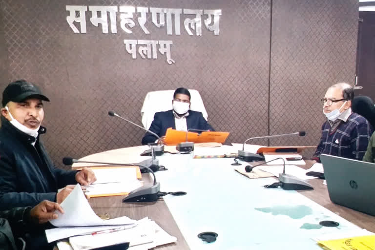 dc holds meeting with education department in palamu