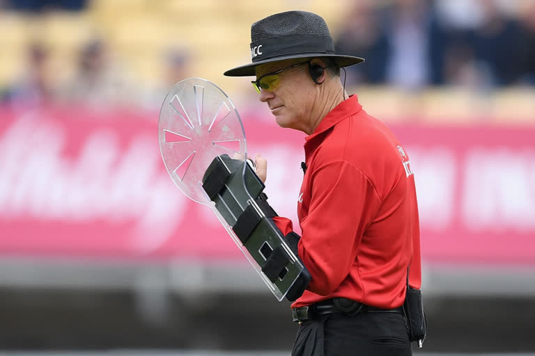 Umpire Bruce Oxenford announces retirement