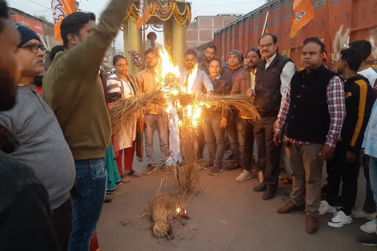 BJP workers protesting against the murder of girl