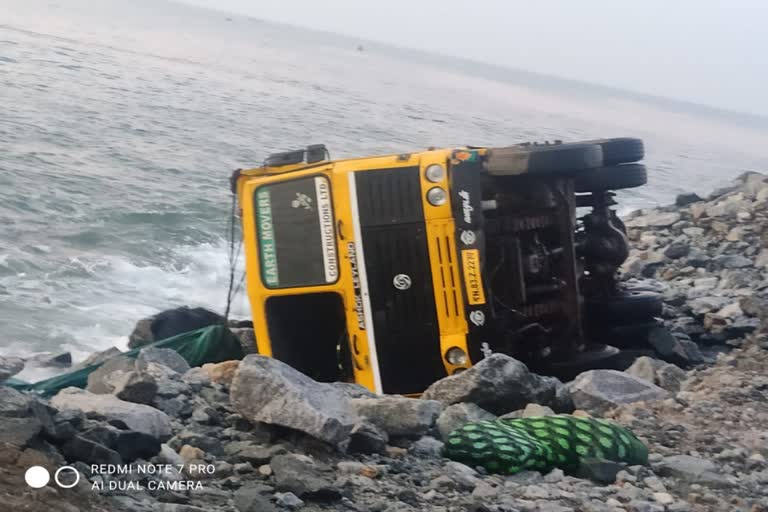 lorry overturns in to sea  vizhinjam port  vizhinjam port accident  vizhinjam port latest news  വിഴിഞ്ഞം തുറമുഖത്ത് ലോറി കടലിലേക്ക് മറിഞ്ഞു  വിഴിഞ്ഞം  വിഴിഞ്ഞം തുറമുഖം  വിഴിഞ്ഞം തുറമുഖം വാര്‍ത്തകള്‍