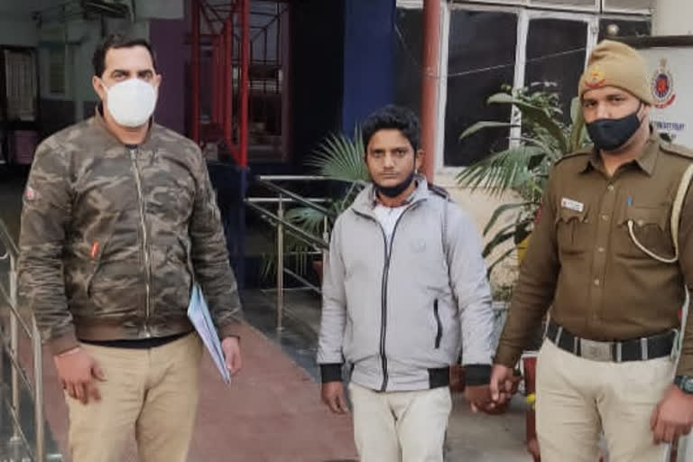 robber arrested with stolen bike and illegal weapon in delhi