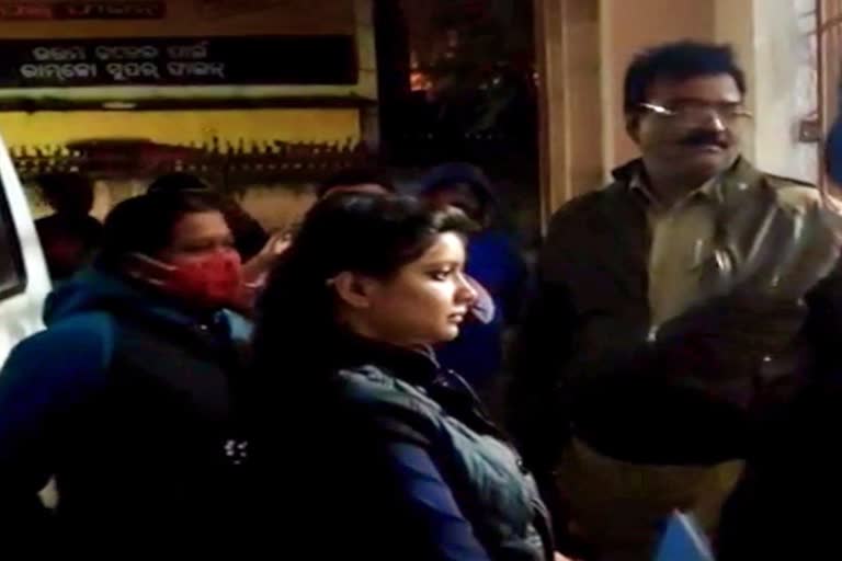 women come MLAs house with marriage proposal