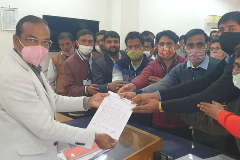 Power employees submitted memorandum, बिजली कर्मचारी से मारपीट