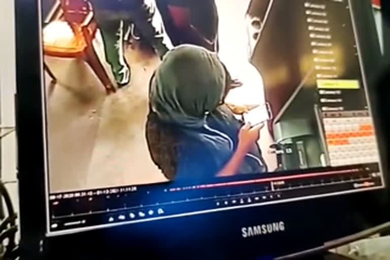 Foreign woman revealed the truth during the Investigation about ATM robbery  എടിഎം കവർച്ച; സത്യം വെളിപ്പെടുത്തി വിദേശ വനിത  എടിഎം കവർച്ച  എടിഎം കവർച്ച ബെംഗളൂരു  ബെംഗളൂരു  വിദേശ വനിത എടിഎം കവർച്ച  ഹൈടെക് പ്രോഗ്രാം  ATM robbery  ATM robbery in bengaluru  bengaluru